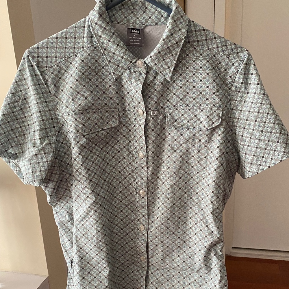 Ladies REI short sleeved shirt